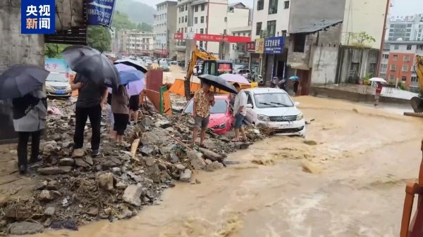 东南配资 云南威信县黑龙村强降雨致5人失联
