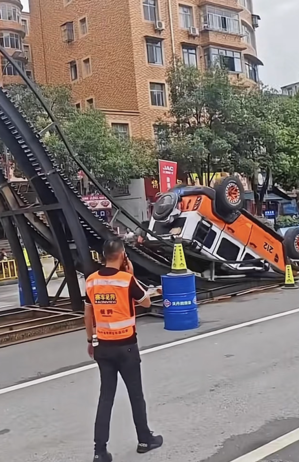 豌豆财富 “212”越野车爬坡翻车，网友炸锅：背后竟是“世界铝王”……？