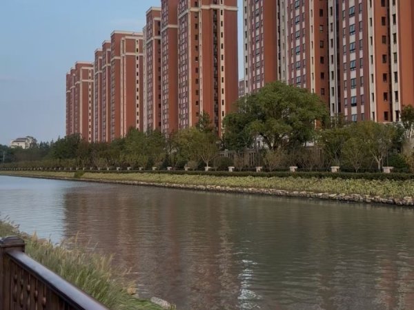 楠希配资 “走累了也没地方坐！”闵行一景观河道风景如画，居民却难觅“歇脚地”